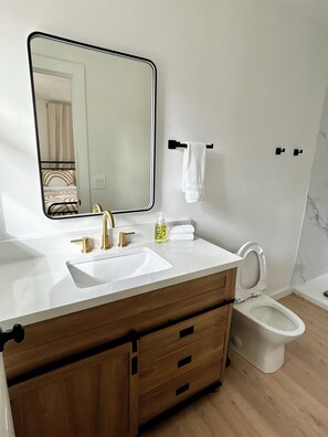 Shower, hair dryer, towels, soap - Beautiful 3-bedroom house right off of freeway in Campobello (Campobello)