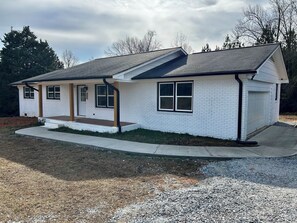 Exterior - Beautiful 3-bedroom house right off of freeway in Campobello (Campobello)