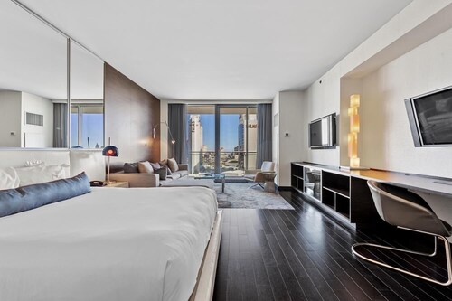 Palms Place Luxury Condo w/ Perfect Strip Views • Balcony • Valet •No ResortFees