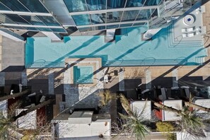 Utomhuspool och uppvärmd pool