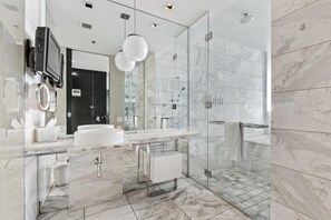 Jetted bath, hair dryer, towels, soap - Palms Place Luxury Condo w/ Perfect Strip Views • Balcony • Valet •No ResortFees (Las Vegas)