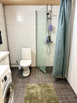 Hiustenkuivaaja, pyyhkeet, saippua, vessapaperi