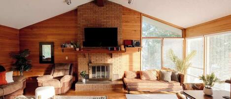 Televisión, chimenea, videojuegos, oficina