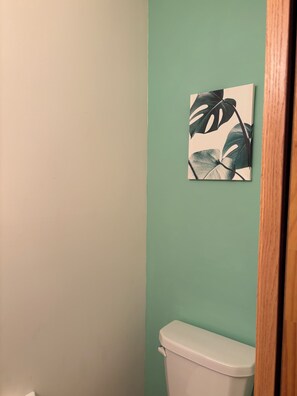 Hiustenkuivaaja, pyyhkeet, saippua, vessapaperi