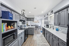 Fridge, microwave, oven, stovetop - Quiet Farm, Gameroom, Firepit 2 Mi to McKinney (McKinney)