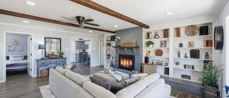 Televisión, chimenea y libros