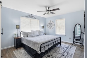 3 bedrooms, desk, iron/ironing board, travel cot - Quiet Farm, Gameroom, Firepit 2 Mi to McKinney (McKinney)