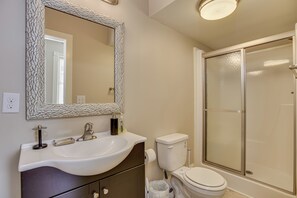 Shower, towels, soap, toilet paper - Modern Luxury Apartment located in Downtown Augusta (Augusta)