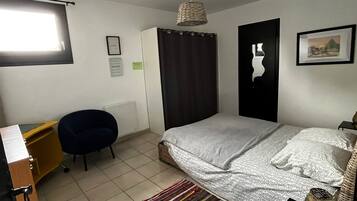 Iron/ironing board, WiFi, bed sheets