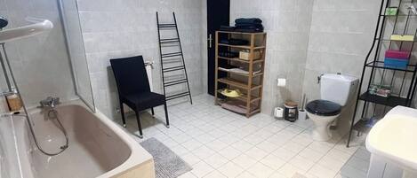 Séchoir à cheveux, serviettes fournies, savon, papier de toilette