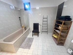 Sèche-cheveux, serviettes fournies, savon, papier toilette