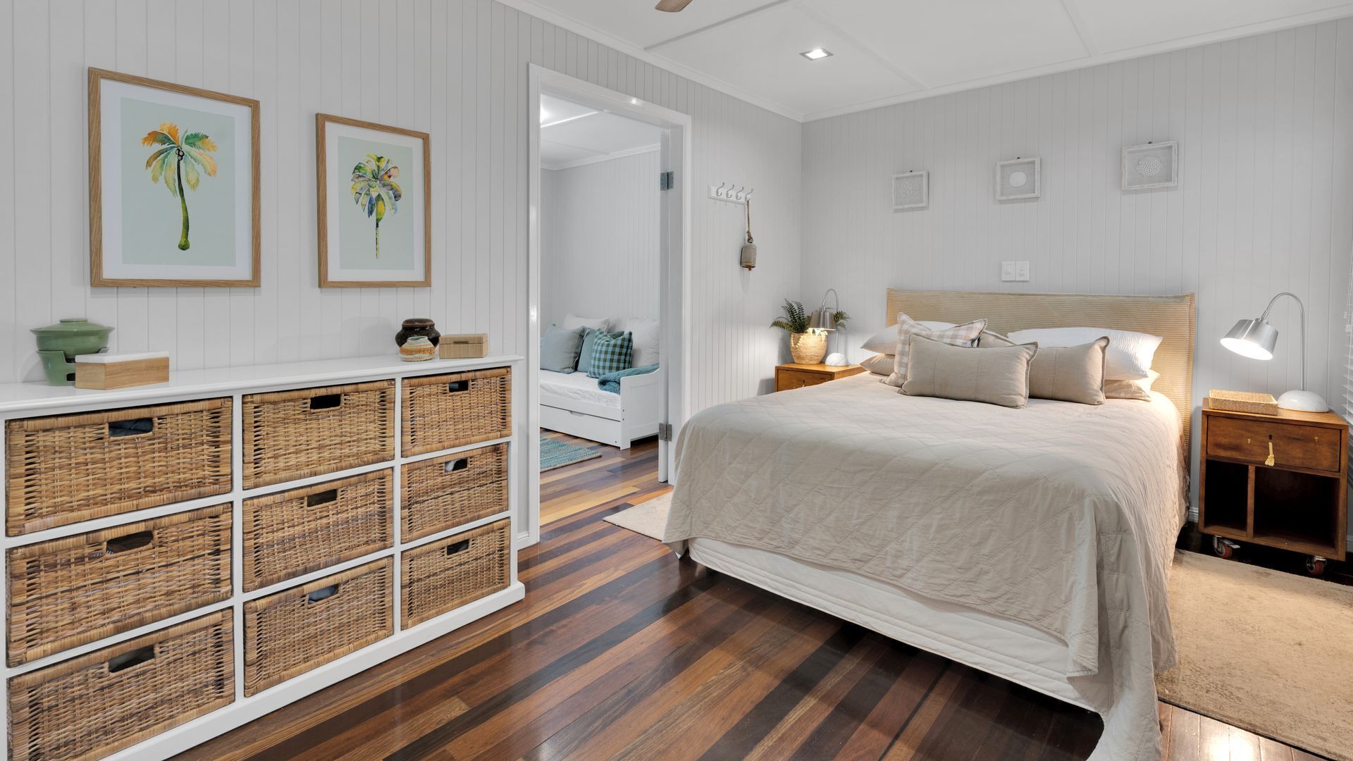 Iron/ironing board, Internet, bed sheets