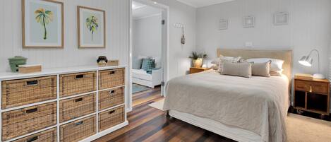 Iron/ironing board, Internet, bed sheets