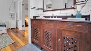 Shower - Parivara - Apartment A (Picnic Bay)