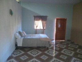 Habitación Confort con 2 camas individuales, vistas al jardín | Tabla de planchar con plancha y wifi gratis