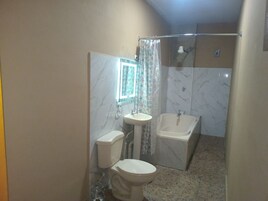 Habitación Confort con 2 camas individuales, vistas al jardín | Baño | Toallas y papel higiénico