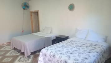 Chambre Triple, vue jardin | Fer et planche Ă repasser, Wi-Fi gratuit