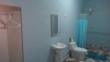 Chambre Triple, vue jardin | Salle de bain | Serviettes fournies, papier toilette