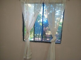 Habitación triple básica, vistas al jardín | Tabla de planchar con plancha y wifi gratis