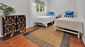 2 habitaciones, tabla de planchar con plancha, internet y ropa de cama 