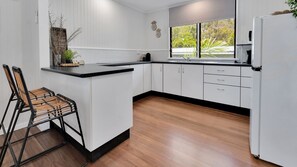 Refrigerador, microondas, parrilla de estufa y lavavajillas 