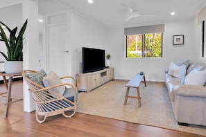 TV - Parivara Apt B  in the heart of Magnetic Island (Picnic Bay)