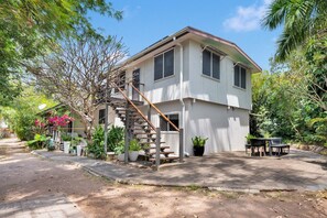 Outdoor dining - Parivara Apt B  in the heart of Magnetic Island (Picnic Bay)
