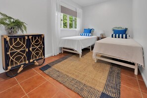 2 bedrooms, iron/ironing board, Internet, bed sheets - Parivara Apt B  in the heart of Magnetic Island (Picnic Bay)