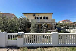 Exterior - Family-friendly holiday home near the beach – relaxation & time together (Privlaka)