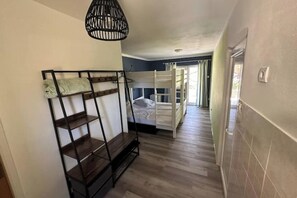 3 bedrooms, iron/ironing board, WiFi, bed sheets - Family-friendly holiday home near the beach – relaxation & time together (Privlaka)