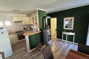 Private kitchen - Family-friendly holiday home near the beach – relaxation & time together (Privlaka)