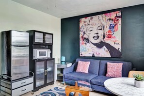 아파트, 킹사이즈침대 1개, 주방, 정원 전망 (Rainbow Falls 3) | 거실 공간