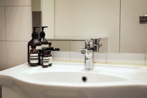 Regadera, secadora de cabello, toallas, jabón 