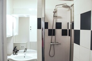 Regadera, secadora de cabello, toallas, jabón 