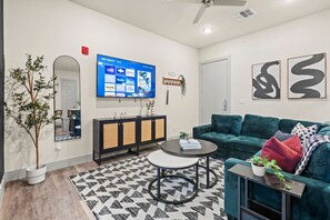 TV - Bright & Cozy 1BR Near West 7th (Fort Worth)