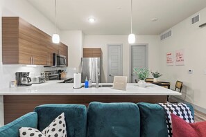 Coffee/tea maker, fridge, microwave, oven - Bright & Cozy 1BR Near West 7th (Fort Worth)
