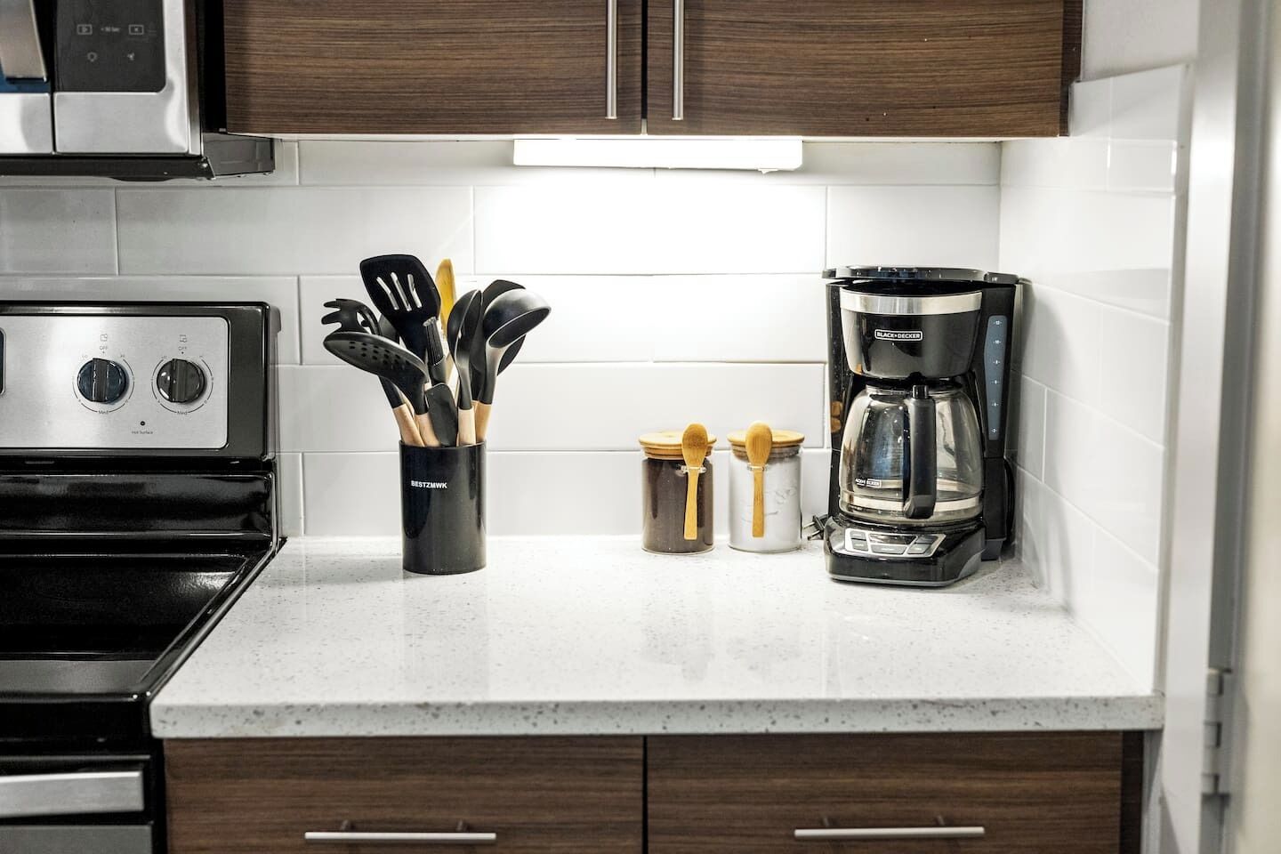 Jääkaappi, mikroaaltouuni, uuni, liesi