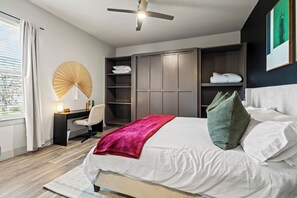 Desk, iron/ironing board, free WiFi, bed sheets - Cozy 1BR | Walk to West 7th District (Fort Worth)
