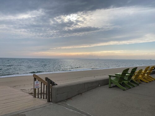 Quaint 2-bedroom condo, private beach access in Truro perfect for relaxing stays