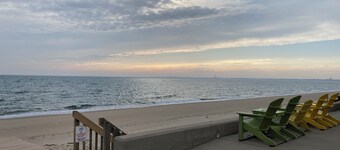 Quaint 2-bedroom condo, private beach access in Truro perfect for relaxing stays