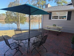 Outdoor dining - Weiss Choice - NEW RENTAL -charming lake house with stunning views (Leesburg)