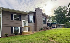 Exterior - Weiss Choice - NEW RENTAL -charming lake house with stunning views (Leesburg)