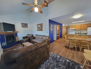 Smart TV, chimenea y futbolito 