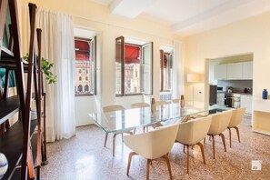 Apartamento, vista para a cidade | Opções para refeição