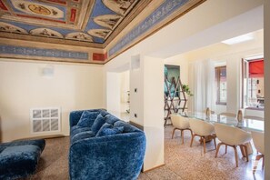 Apartamento, vista para a cidade | Área de estar