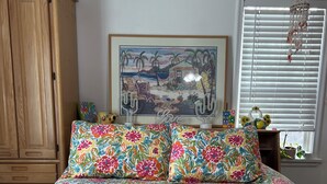 A bedroom with a bed, a wooden wardrobe, a framed picture, and a window with blinds. - Kid & Pet-Friendly Rainbow Cottage in the Heart of Arco (Arco)