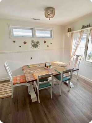 Dining - PETFRIENDLY TWO BEDROOM BAYSIDE COTTAGE IN VILLAS NJ. (Lower Township)