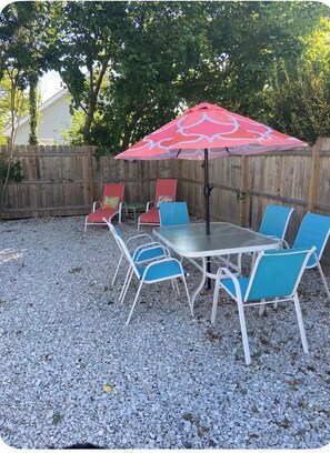 Outdoor dining - PETFRIENDLY TWO BEDROOM BAYSIDE COTTAGE IN VILLAS NJ. (Lower Township)
