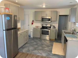 Private kitchen - PETFRIENDLY TWO BEDROOM BAYSIDE COTTAGE IN VILLAS NJ. (Lower Township)