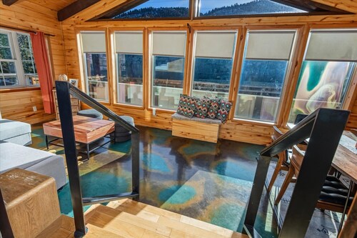 Scenic Mtn Retreat w Hot Tub & Mountain Views